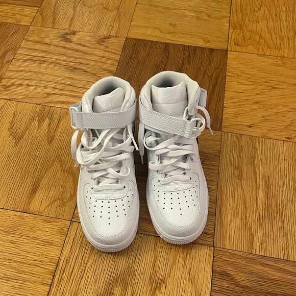 Air Force 1 ‘07 Mid Sneaker in White & Black - Picture 5 of 5